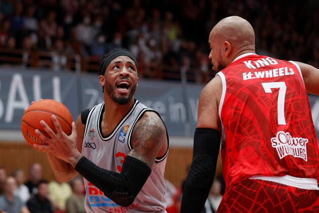 31.10.2021, Basketball, BBL, Hauptrunde 2021 - 2022, s.Oliver Wuerzburg - Jobstairs Giessen 46ers, GER, Wuerzburg, s.Oliver Arena Bild: v. li. Brayon Blake (JobStairs GIESSEN 46ers) und Alex King (s.Oliver Wuerzburg) Copyright: HMBxMedia xHeikoxBecker