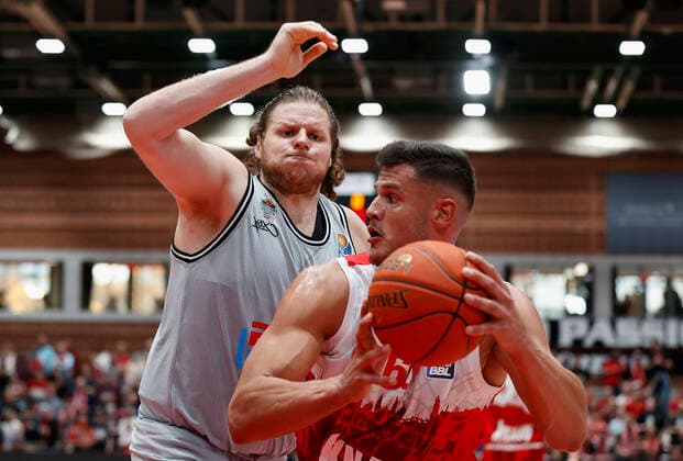 31.10.2021, Basketball, BBL, Hauptrunde 2021 - 2022, s.Oliver Wuerzburg - Jobstairs Giessen 46ers, GER, Wuerzburg, s.Oliver Arena Bild: v. li. John Bryant (JobStairs GIESSEN 46ers) und Filip Stanic (s.Oliver Wuerzburg) Copyright: HMBxMedia xHeikoxBecker
