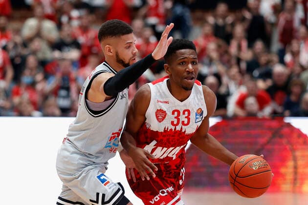 31.10.2021, Basketball, BBL, Hauptrunde 2021 - 2022, s.Oliver Wuerzburg - Jobstairs Giessen 46ers, GER, Wuerzburg, s.Oliver Arena Bild: v. li. Kendale McCullum (JobStairs GIESSEN 46ers) und Kerron Johnson (s.Oliver Wuerzburg) Copyright: HMBxMedia xHeikoxBecker