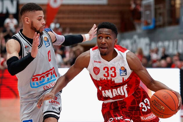 31.10.2021, Basketball, BBL, Hauptrunde 2021 - 2022, s.Oliver Wuerzburg - Jobstairs Giessen 46ers, GER, Wuerzburg, s.Oliver Arena Bild: v. li. Kendale McCullum (JobStairs GIESSEN 46ers) und Kerron Johnson (s.Oliver Wuerzburg) Copyright: HMBxMedia xHeikoxBecker