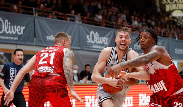 31.10.2021, Basketball, BBL, Hauptrunde 2021 - 2022, s.Oliver Wuerzburg - Jobstairs Giessen 46ers, GER, Wuerzburg, s.Oliver Arena Bild: v. li. Aigars Skele (s.Oliver Wuerzburg), Kilian Binapfl (JobStairs GIESSEN 46ers) und Desi Rodriguez (s.Oliver Wuerzburg) Copyright: HMBxMedia xHeikoxBecker