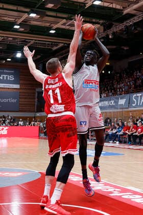 31.10.2021, Basketball, BBL, Hauptrunde 2021 - 2022, s.Oliver Wuerzburg - Jobstairs Giessen 46ers, GER, Wuerzburg, s.Oliver Arena Bild: v. li. Tomasz Gielo (s.Oliver Wuerzburg) beim Block gegen Nuni Omot (JobStairs GIESSEN 46ers) Copyright: HMBxMedia xHeikoxBecker