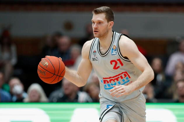 31.10.2021, Basketball, BBL, Hauptrunde 2021 - 2022, s.Oliver Wuerzburg - Jobstairs Giessen 46ers, GER, Wuerzburg, s.Oliver Arena Bild: v. li. Florian Koch (JobStairs GIESSEN 46ers) Copyright: HMBxMedia xHeikoxBecker