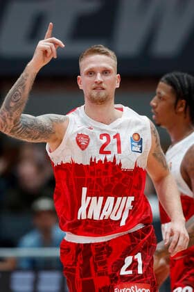 31.10.2021, Basketball, BBL, Hauptrunde 2021 - 2022, s.Oliver Wuerzburg - Jobstairs Giessen 46ers, GER, Wuerzburg, s.Oliver Arena Bild: v. li. Jubel bei Aigars Skele (s.Oliver Wuerzburg) Copyright: HMBxMedia xHeikoxBecker