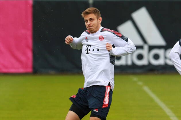 Josip Stanisic, Fussball Champions League FC Bayern Muenchen -Abschlusstraining vor dem Heimspiel gegen Benfica Lissabon 01.11.2021 Trainingsgelaende, Saebenerstr. FOTO: Mladen Lackovic LakoPress