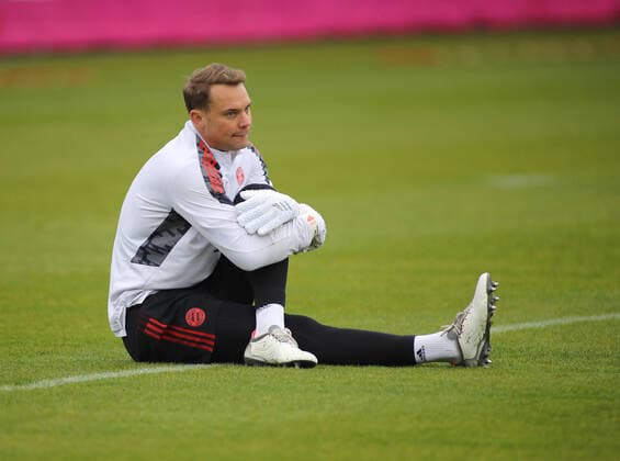 München, Deutschland 01. November 2021: Fussball, Herren, 1.Liga, Saison 2021 2022, FC Bayern München, Säbener Strasse, Trainingsgelände, Abschlusstraining, Champions League Manuel Neuer (FC Bayern München) sitzt am Boden und umgreift sich sein Knie