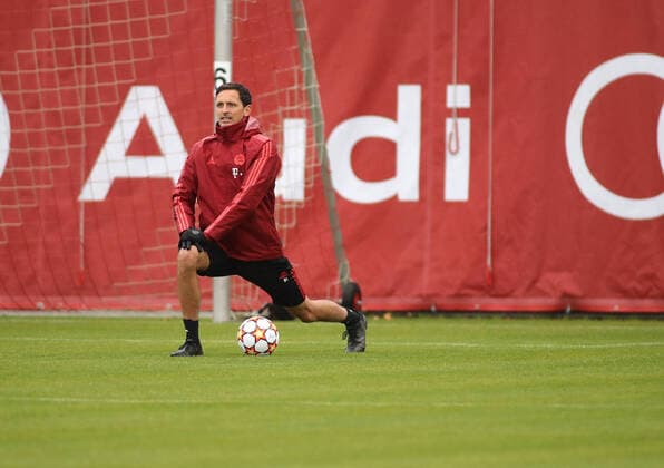 München, Deutschland 01. November 2021: Fussball, Herren, 1.Liga, Saison 2021 2022, FC Bayern München, Säbener Strasse, Trainingsgelände, Abschlusstraining, Champions League Dino Toppmöller Toppmoeller, Co Trainer (FC Bayern München) dehnt sich