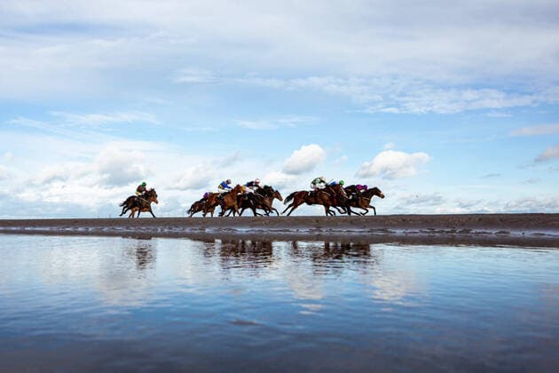 Bilder des Jahres 2021, Sport 11 November Sport Themen der Woche KW44 Sport Bilder des Tages Pferdesport, Galopp, Laytown Races, Rennen am Strand bei Melbourne Laytown Races, Laytown, Co. Meath 1 11 2021 The Melbourne 10 Sorry We Can t Be There This Year Handicap A view of the race A view of the race 1 11 2021  Copyright: x INPHO BrianxReilly-Troyx BRT49251