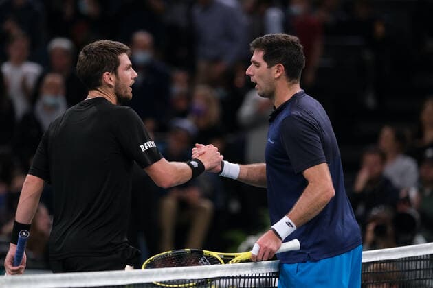 November 1, 2021, Paris, France: British player CAMERON NORRIE returns the ball to Argentinian player FEDERICO DELBONIS during the Rolex Paris Masters 1000 tournament at Paris Accor Arena Stadium - Paris France..CAMERON NORRIE won 6:2 6:1 Paris France - ZUMAp119 20211101_zaf_p119_077 Copyright: xPierrexSteveninx