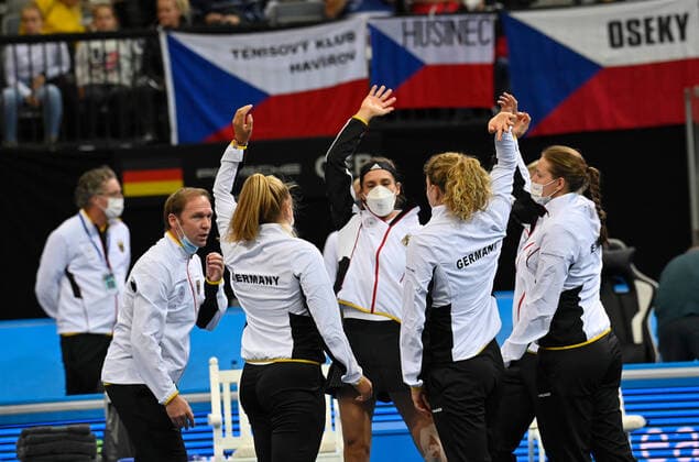 Sport Themen der Woche KW44 Sport Bilder des Tages 2021 Billie Jean King Cup Finals Czech Republik vs Germany 1 Match Marketa Vondrousova (CZE) vs Andrea Petkovic (GER German Team *** 2021 Billie Jean King Cup Finals Czech Republic vs Germany 1 Match Marketa Vondrousova CZE vs Andrea Petkovic GER German Team
