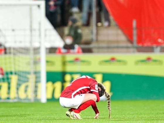 Sport Themen der Woche KW44 Sport Bilder des Tages Freiburg, Germany, November 1st 2021: Freiburg player dejected and sad after their loss and out of the Pokal competition during 2021 22 DFB-Pokal Frauen football match between SC Freiburg and Vfl Wolfsburg at Dreisamstadion in Freiburg, Germany. Daniela Porcelli SPP SC Freiburg v Vfl Wolfsburg - 2021 22 DFB-Pokal - Dreisamstadion 
