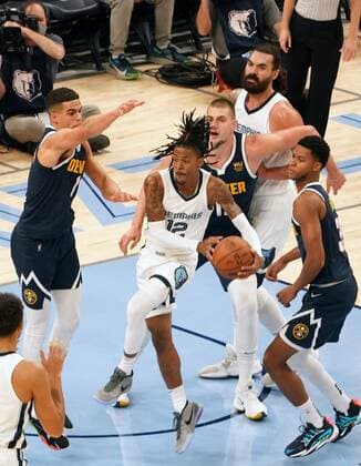 Memphis Grizzlies Ja Morant (C) looks to pass as the Denver Nuggets move in around him in the first half of the the game at FedEx Forum in Memphis, Tennessee, USA, 1, November 2021. Denver Nuggets at Memphis Grizzlies !ACHTUNG: NUR REDAKTIONELLE NUTZUNG!  Copyright: xKARENxPULFERxFOCHTx AME3960 20211102-73354cbdc47822f1e63efb92b76c674747eb3bcb