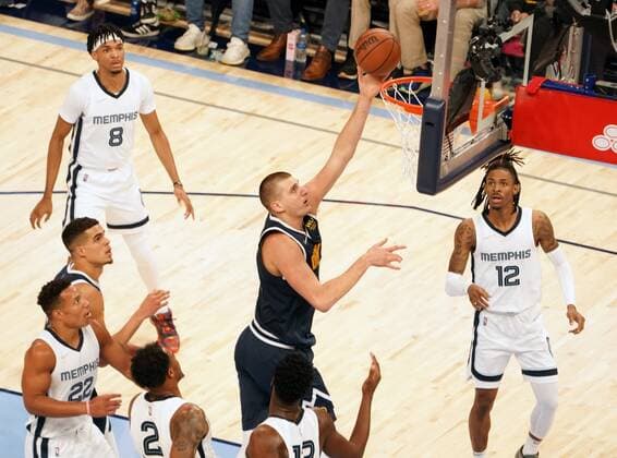 Denver Nuggets Nikola Jokic (C) goes up for a basket in the first half of the the game at FedEx Forum in Memphis, Tennessee, USA, 1, November 2021. Denver Nuggets at Memphis Grizzlies !ACHTUNG: NUR REDAKTIONELLE NUTZUNG!  Copyright: xKARENxPULFERxFOCHTx AME3962 20211102-fbc8f88001f52b05119dacec55e41852ed80176c