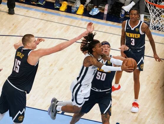 Memphis Grizzlies Ja Morant (C) goes up for a basket as Denver Nuggets Nikola Jokic (L) defends in the second half of the the game at FedEx Forum in Memphis, Tennessee, USA, 1, November 2021. Denver Nuggets at Memphis Grizzlies !ACHTUNG: NUR REDAKTIONELLE NUTZUNG!  Copyright: xKARENxPULFERxFOCHTx AME3972 20211102-063588229ade6496a9e112b148e284e89513ed8d
