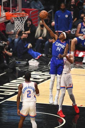 LOS ANGELES, CA - NOVEMBER 01: Los Angeles Clippers Forward Terance Mann (14) scores inside during a NBA, Basketball Herren, USA game between the Oklahoma City Thunder and the Los Angeles Clippers on November 1, 2021 at STAPLES Center in Los Angeles, CA. (Photo by Brian Rothmuller Icon Sportswire) NBA: NOV 01 Thunder at Clippers Icon211101002