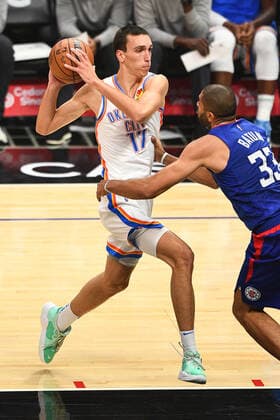 LOS ANGELES, CA - NOVEMBER 01: Oklahoma City Thunder Center Aleksej Pokusevski (17) drives to the basket during a NBA, Basketball Herren, USA game between the Oklahoma City Thunder and the Los Angeles Clippers on November 1, 2021 at STAPLES Center in Los Angeles, CA. (Photo by Brian Rothmuller Icon Sportswire) NBA: NOV 01 Thunder at Clippers Icon211101007