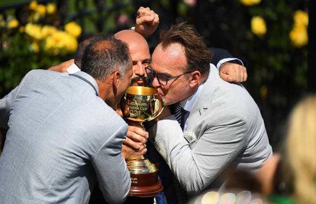 Bilder des Jahres 2021, Sport 11 November Sport Themen der Woche KW44 Sport Bilder des Tages RACING MELBOURNE CUP, Connections react with the Melbourne Cup following Verry Elleegant?s victory in Race 7, the Melbourne Cup on Melbourne Cup Day at Flemington Racecourse, Melbourne, Tuesday, November 2, 2021. ( NO ARCHIVING, EDITORIAL USE ONLY, NO USE IN BOOKS WITHOUT CONSENT MELBOURNE VIC AUSTRALIA  Copyright: xJAMESxROSSx 20211102001591951866