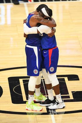 LOS ANGELES, CA - NOVEMBER 01: Los Angeles Clippers Forward Paul George (13) hugs Los Angeles Clippers Guard Reggie Jackson (1) after a basket in the final minutes of a NBA, Basketball Herren, USA game between the Oklahoma City Thunder and the Los Angeles Clippers on November 1, 2021 at STAPLES Center in Los Angeles, CA. (Photo by Brian Rothmuller Icon Sportswire) NBA: NOV 01 Thunder at Clippers Icon211101021