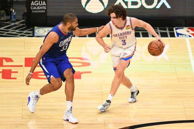 LOS ANGELES, CA - NOVEMBER 01: Oklahoma City Thunder Guard Josh Giddey (3) brings up the ball under pressure from Los Angeles Clippers Forward Nicolas Batum (33) during a NBA, Basketball Herren, USA game between the Oklahoma City Thunder and the Los Angeles Clippers on November 1, 2021 at STAPLES Center in Los Angeles, CA. (Photo by Brian Rothmuller Icon Sportswire) NBA: NOV 01 Thunder at Clippers Icon211101023