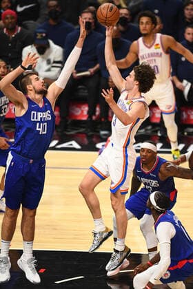LOS ANGELES, CA - NOVEMBER 01: Oklahoma City Thunder Guard Josh Giddey (3) shoots over Los Angeles Clippers Center Ivica Zubac (40) during a NBA, Basketball Herren, USA game between the Oklahoma City Thunder and the Los Angeles Clippers on November 1, 2021 at STAPLES Center in Los Angeles, CA. (Photo by Brian Rothmuller Icon Sportswire) NBA: NOV 01 Thunder at Clippers Icon211101035