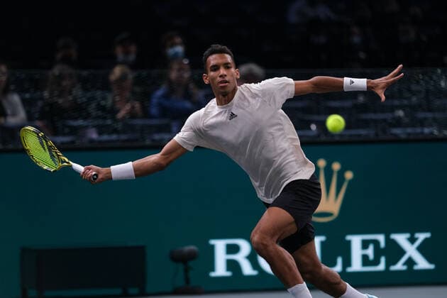 November 2, 2021, Paris, France: Canadian player FELIX AUGER ALIASSIME returns the ball to Italian player GIANLUCA MAGER during the Rolex Paris Masters 1000 tournament at Paris Accor Arena Stadium - Paris France..FELIX AUGER ALIASSIME won 4:6 6:4 6:1 Paris France - ZUMAp119 20211102_zaf_p119_004 Copyright: xPierrexSteveninx