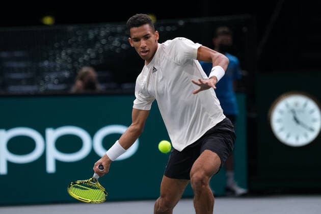 November 2, 2021, Paris, France: Canadian player FELIX AUGER ALIASSIME returns the ball to Italian player GIANLUCA MAGER during the Rolex Paris Masters 1000 tournament at Paris Accor Arena Stadium - Paris France..FELIX AUGER ALIASSIME won 4:6 6:4 6:1 Paris France - ZUMAp119 20211102_zaf_p119_009 Copyright: xPierrexSteveninx