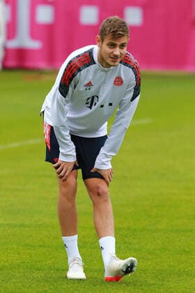 Josip Stanisic, dehnt sich Fussball Champions League FC Bayern Muenchen -Abschlusstraining vor dem Heimspiel gegen Benfica Lissabon 01.11.2021 Trainingsgelaende, Saebenerstr. FOTO: Mladen Lackovic LakoPress