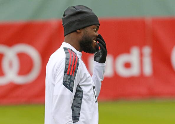 2 Dayot Upamecano ist gut gelaunt Fussball Champions League FC Bayern Muenchen -Abschlusstraining vor dem Heimspiel gegen Benfica Lissabon 01.11.2021 Trainingsgelaende, Saebenerstr. FOTO: Mladen Lackovic LakoPress
