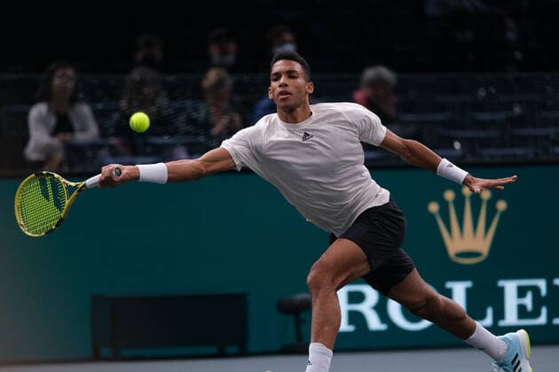 November 2, 2021, Paris, France: FELIX AUGER-ALIASSIME (CAN) in action against G. MAGER of Italy during their match at the Rolex Paris Masters in Paris, France. Auger-Aliassime won 4:6, 6:4, 6:1. Paris France - ZUMAp119 20211102_zaf_p119_005 Copyright: xPierrexSteveninx