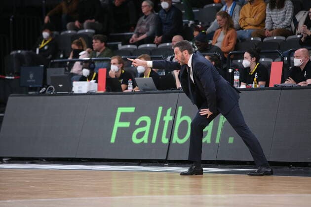 Basketball: EuroCup, Hamburg Towers - Morabank Andorra Oldenburg, Hamburg, 02.11.2021 Trainer Ibon Navarro (Andorra) Hamburg Germany