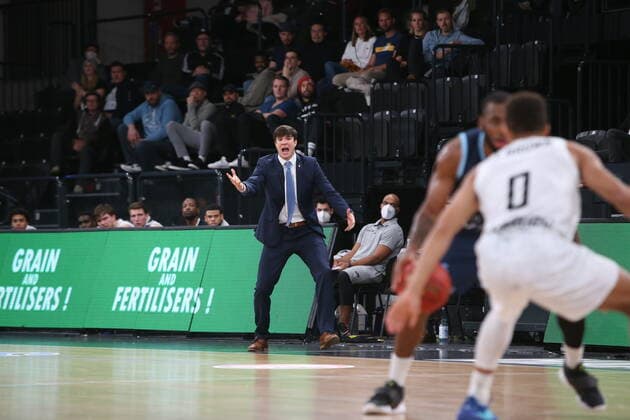Basketball: EuroCup, Hamburg Towers - Morabank Andorra Oldenburg, Hamburg, 02.11.2021 Trainer Pedro Calles (Towers) Hamburg Germany