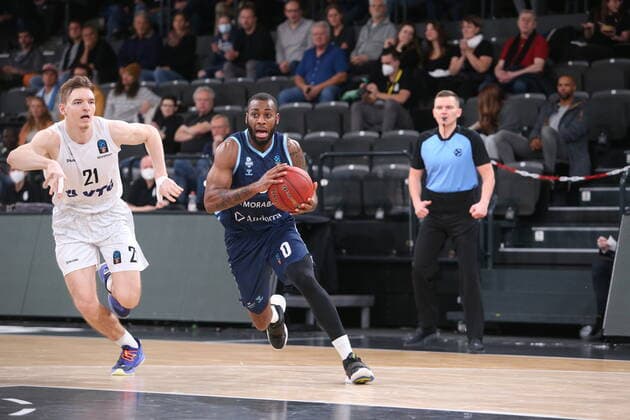 Basketball: EuroCup, Hamburg Towers - Morabank Andorra Oldenburg, Hamburg, 02.11.2021 Justus Hollatz (Towers, l.) - Codi Miller-McIntyre (Andorra) Hamburg Germany