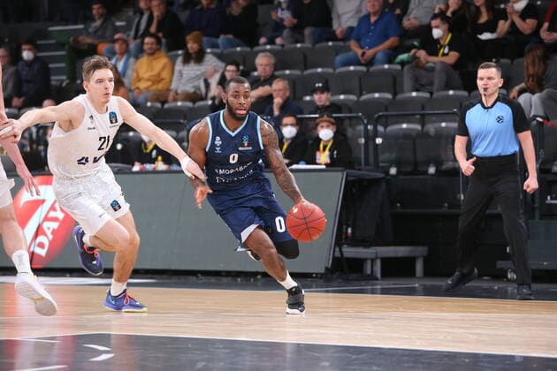 Basketball: EuroCup, Hamburg Towers - Morabank Andorra Oldenburg, Hamburg, 02.11.2021 Justus Hollatz (Towers, l.) - Codi Miller-McIntyre (Andorra) Hamburg Germany