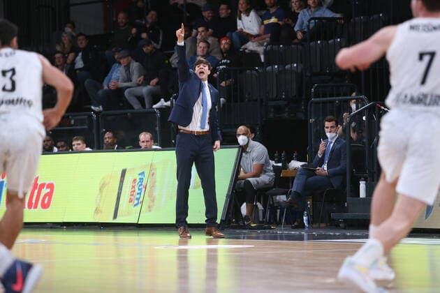Basketball: EuroCup, Hamburg Towers - Morabank Andorra Oldenburg, Hamburg, 02.11.2021 Trainer Pedro Calles (Towers) Hamburg Germany