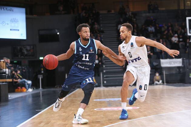 Basketball: EuroCup, Hamburg Towers - Morabank Andorra Oldenburg, Hamburg, 02.11.2021 Clevin Hannah (Andorra, l.) - Jaylon Brwon (Towers) Hamburg Germany
