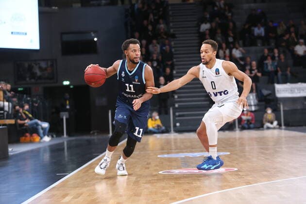 Basketball: EuroCup, Hamburg Towers - Morabank Andorra Oldenburg, Hamburg, 02.11.2021 Clevin Hannah (Andorra, l.) - Jaylon Brwon (Towers) Hamburg Germany