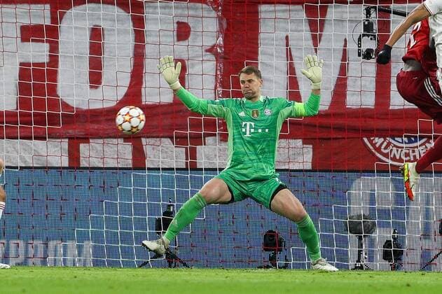Torwartaktion von Manuel Neuer 1 (FC Bayern Muenchen), FC Bayern Muenchen vs. Benfica Lissabon, Champions League, Vorrunde, 02.11.2021 Muenchen Bayern Deutschland
