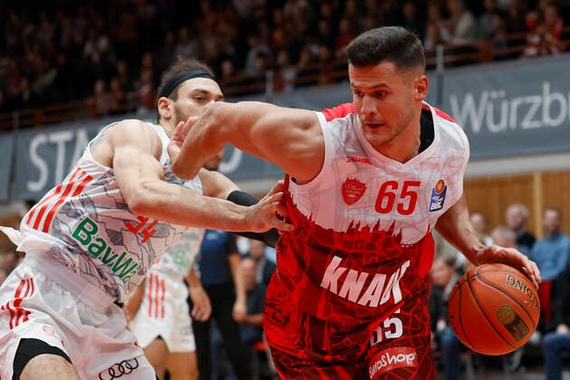 02.11.2021, Basketball, BBL, Hauptrunde 2021 - 2022, s.Oliver Wuerzburg - FC Bayern Muenchen, GER, Wuerzburg, s.Oliver Arena Bild: v. li. Gavin Schilling (FC Bayern Muenchen) und Filip Stanic (s.Oliver Wuerzburg) Copyright: HMBxMedia xHeikoxBecker