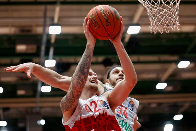 02.11.2021, Basketball, BBL, Hauptrunde 2021 - 2022, s.Oliver Wuerzburg - FC Bayern Muenchen, GER, Wuerzburg, s.Oliver Arena Bild: v. li. Aigars Skele (s.Oliver Wuerzburg) und Gavin Schilling (FC Bayern Muenchen) Copyright: HMBxMedia xHeikoxBecker