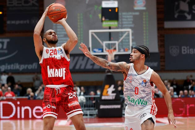 02.11.2021, Basketball, BBL, Hauptrunde 2021 - 2022, s.Oliver Wuerzburg - FC Bayern Muenchen, GER, Wuerzburg, s.Oliver Arena Bild: v. li. Cameron Hunt (s.Oliver Wuerzburg) und Nick Weiler-Babb (FC Bayern Muenchen) Copyright: HMBxMedia xHeikoxBecker