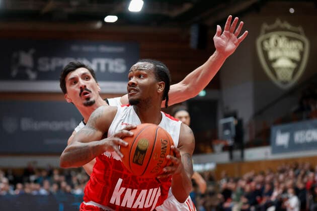 02.11.2021, Basketball, BBL, Hauptrunde 2021 - 2022, s.Oliver Wuerzburg - FC Bayern Muenchen, GER, Wuerzburg, s.Oliver Arena Bild: v. li. Nihad Djedovic(FC Bayern Muenchen) und William Buford (s.Oliver Wuerzburg) Copyright: HMBxMedia xHeikoxBecker