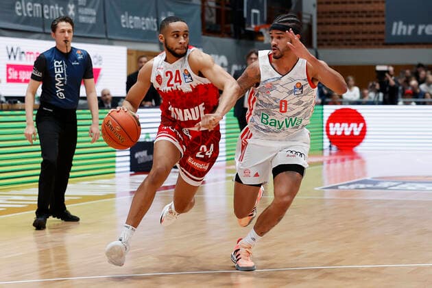 02.11.2021, Basketball, BBL, Hauptrunde 2021 - 2022, s.Oliver Wuerzburg - FC Bayern Muenchen, GER, Wuerzburg, s.Oliver Arena Bild: v. li. Cameron Hunt (s.Oliver Wuerzburg) und Nick Weiler-Babb (FC Bayern Muenchen) Copyright: HMBxMedia xHeikoxBecker