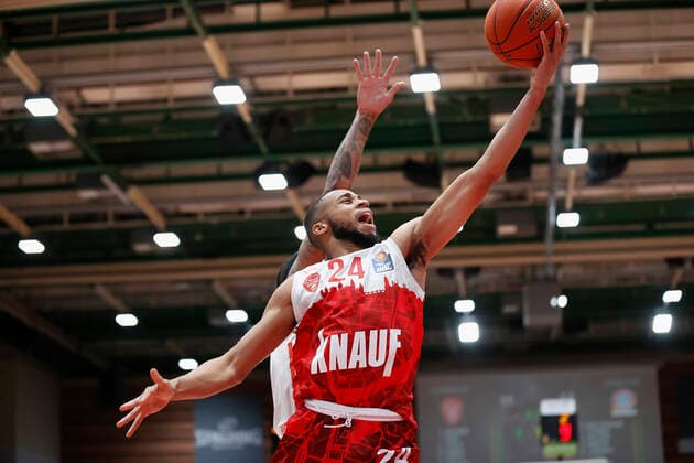 02.11.2021, Basketball, BBL, Hauptrunde 2021 - 2022, s.Oliver Wuerzburg - FC Bayern Muenchen, GER, Wuerzburg, s.Oliver Arena Bild: v. li. Cameron Hunt (s.Oliver Wuerzburg) und Nick Weiler-Babb (FC Bayern Muenchen) Copyright: HMBxMedia xHeikoxBecker