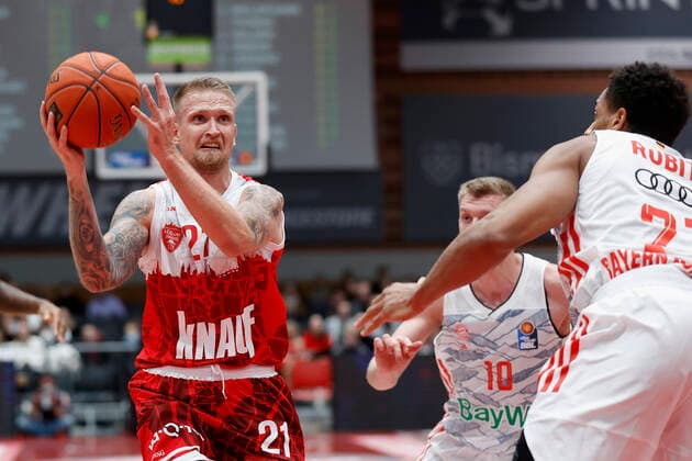 02.11.2021, Basketball, BBL, Hauptrunde 2021 - 2022, s.Oliver Wuerzburg - FC Bayern Muenchen, GER, Wuerzburg, s.Oliver Arena Bild: v. li. Aigars Skele (s.Oliver Wuerzburg), Ognjen Jaramaz (FC Bayern Muenchen) und Augustine Rubit (FC Bayern Muenchen) Copyright: HMBxMedia xHeikoxBecker