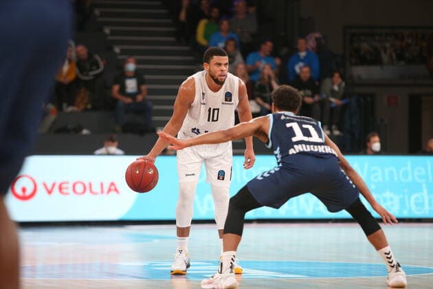 Basketball: EuroCup, Hamburg Towers - Morabank Andorra Oldenburg, Hamburg, 02.11.2021 Ray McCallum (Towers, l.) - Clevin Hannah (Andorra) Hamburg Germany