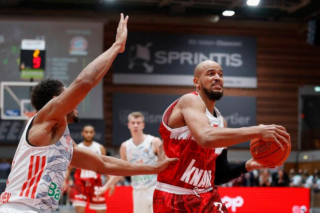 02.11.2021, Basketball, BBL, Hauptrunde 2021 - 2022, s.Oliver Wuerzburg - FC Bayern Muenchen, GER, Wuerzburg, s.Oliver Arena Bild: v. li. Augustine Rubit (FC Bayern Muenchen) und Alex King (s.Oliver Wuerzburg) Copyright: HMBxMedia xHeikoxBecker
