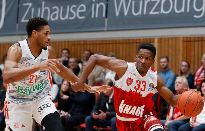 02.11.2021, Basketball, BBL, Hauptrunde 2021 - 2022, s.Oliver Wuerzburg - FC Bayern Muenchen, GER, Wuerzburg, s.Oliver Arena Bild: v. li. Augustine Rubit (FC Bayern Muenchen) und Kerron Johnson (s.Oliver Wuerzburg) Copyright: HMBxMedia xHeikoxBecker