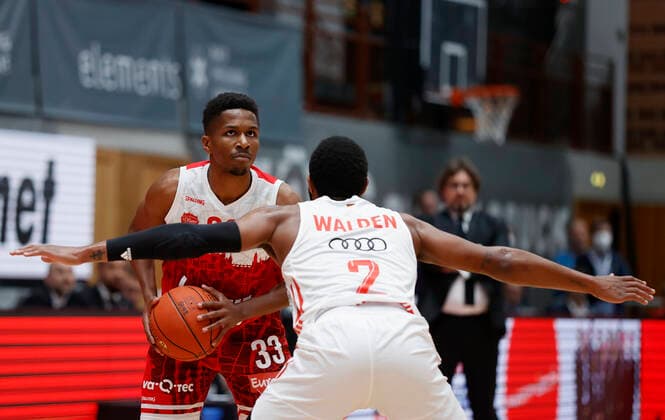02.11.2021, Basketball, BBL, Hauptrunde 2021 - 2022, s.Oliver Wuerzburg - FC Bayern Muenchen, GER, Wuerzburg, s.Oliver Arena Bild: v. li. Kerron Johnson (s.Oliver Wuerzburg) und Corey Walden (FC Bayern Muenchen) Copyright: HMBxMedia xHeikoxBecker