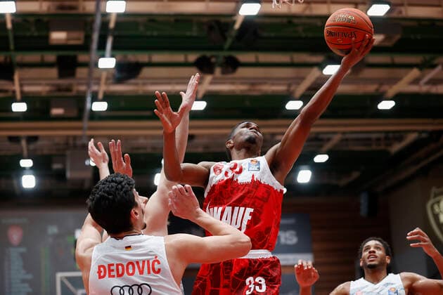 02.11.2021, Basketball, BBL, Hauptrunde 2021 - 2022, s.Oliver Wuerzburg - FC Bayern Muenchen, GER, Wuerzburg, s.Oliver Arena Bild: v. li. Nihad Djedovic(FC Bayern Muenchen), Andreas Obst (FC Bayern Muenchen) und Kerron Johnson (s.Oliver Wuerzburg) Copyright: HMBxMedia xHeikoxBecker
