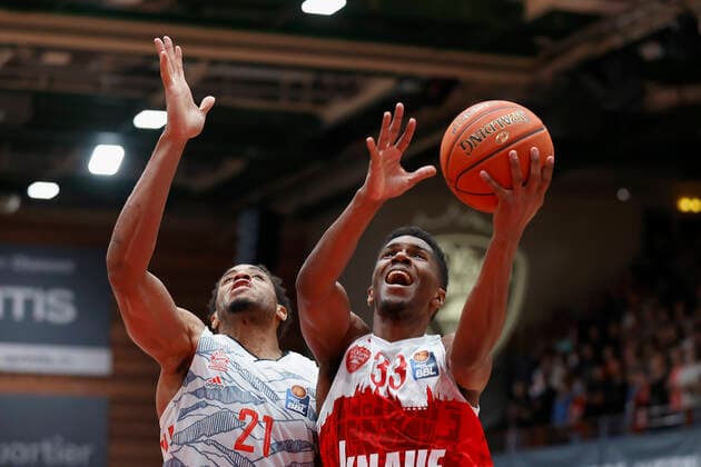 02.11.2021, Basketball, BBL, Hauptrunde 2021 - 2022, s.Oliver Wuerzburg - FC Bayern Muenchen, GER, Wuerzburg, s.Oliver Arena Bild: v. li. Augustine Rubit (FC Bayern Muenchen) und Kerron Johnson (s.Oliver Wuerzburg) Copyright: HMBxMedia xHeikoxBecker